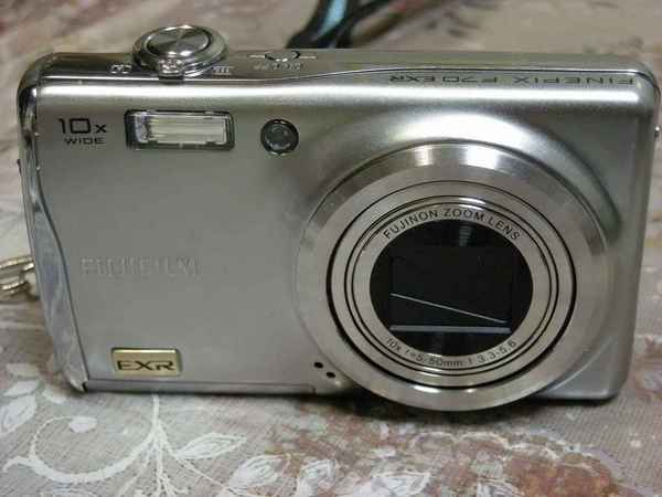 FUJI F70EXR正面.jpg