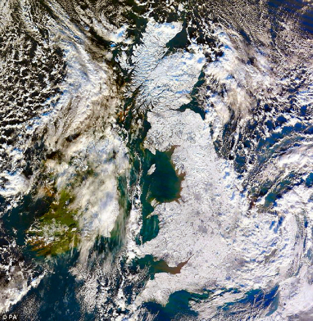 大寒波に襲われて国土全域が雪で覆われ真っ白に1024.jpg